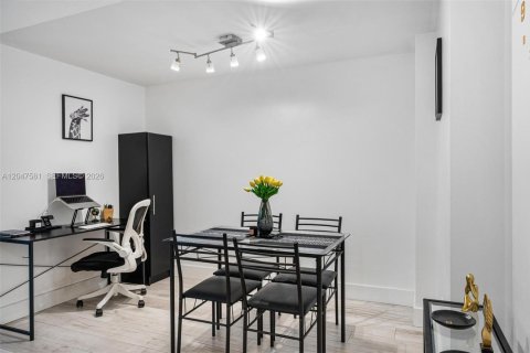 Condo in Miami, Florida, 1 bedroom  № 2186168 - photo 8