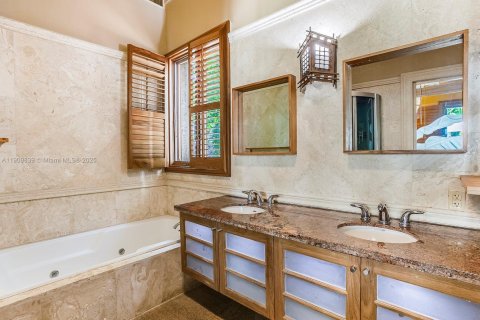 Снять в аренду виллу или дом в Майами, Флорида 3 спальни, 431.62м2, № 1966777 - фото 21