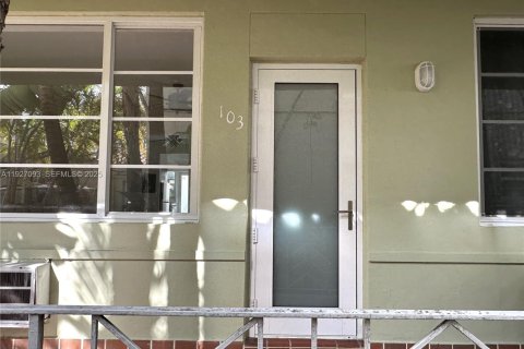 Снять в аренду кондоминиум в Майами-Бич, Флорида 1 спальня, 42.92м2, № 2039404 - фото 2