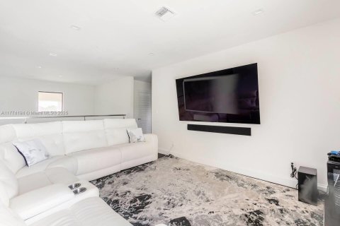 Снять в аренду виллу или дом в Уилтон-Мэнорс, Флорида 5 спален, 439.06м2, № 1959601 - фото 22