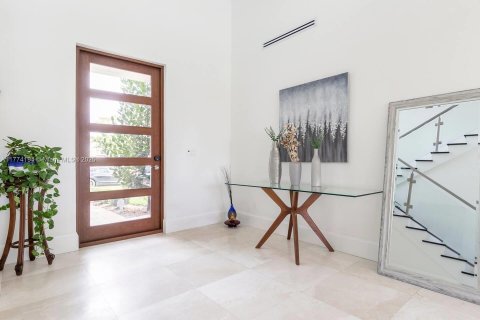 Снять в аренду виллу или дом в Уилтон-Мэнорс, Флорида 5 спален, 439.06м2, № 1959601 - фото 3