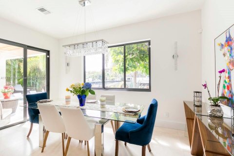 Снять в аренду виллу или дом в Уилтон-Мэнорс, Флорида 5 спален, 439.06м2, № 1959601 - фото 7