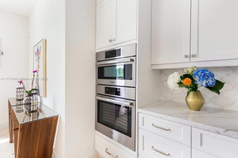 Снять в аренду виллу или дом в Уилтон-Мэнорс, Флорида 5 спален, 439.06м2, № 1959601 - фото 5