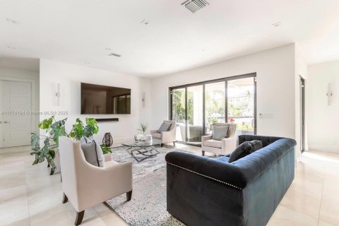 Снять в аренду виллу или дом в Уилтон-Мэнорс, Флорида 5 спален, 439.06м2, № 1959601 - фото 6