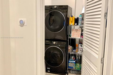 Снять в аренду виллу или дом в Уилтон-Мэнорс, Флорида 5 спален, 439.06м2, № 1959601 - фото 23