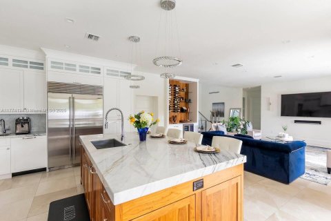 Снять в аренду виллу или дом в Уилтон-Мэнорс, Флорида 5 спален, 439.06м2, № 1959601 - фото 8