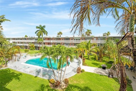 Кондоминиум с 1 спальней в Халландейл-Бич, Флорида № 2060603