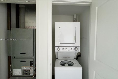 Condo in Miami, Florida, 1 bedroom  № 1954643 - photo 15