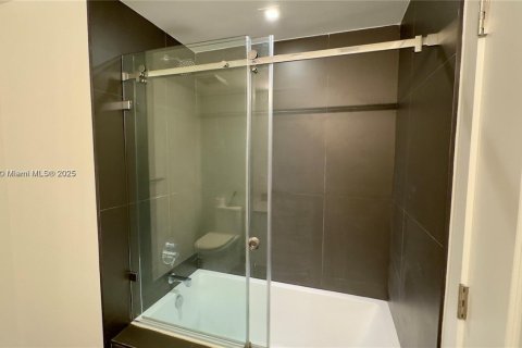 Condo in Miami, Florida, 1 bedroom  № 1954643 - photo 11