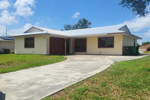 House in Port St. Lucie, Florida 3 bedrooms, 112.32 sq.m. № 2083309