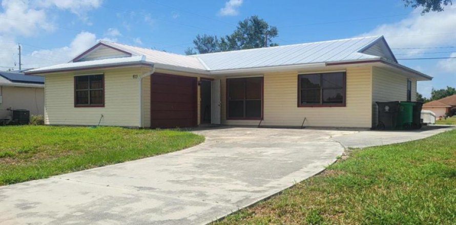 House in Port St. Lucie, Florida 3 bedrooms, 112.32 sq.m. № 2083309