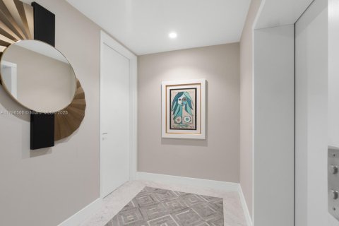 Condo in Miami Beach, Florida, 2 bedrooms  № 1937557 - photo 18