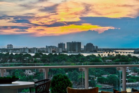 Condo in Miami Beach, Florida, 2 bedrooms  № 1937557 - photo 8