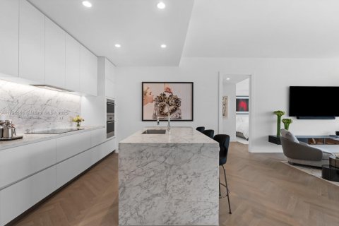 Condo in Miami Beach, Florida, 2 bedrooms  № 1937557 - photo 2