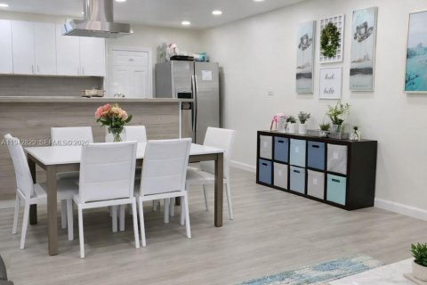 Townhouse in Miami Gardens, Florida 2 bedrooms, 84.54 sq.m. № 2000471 - photo 5