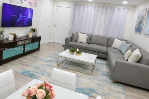 Townhouse in Miami Gardens, Florida 2 bedrooms, 84.54 sq.m. № 2000471 - photo 4