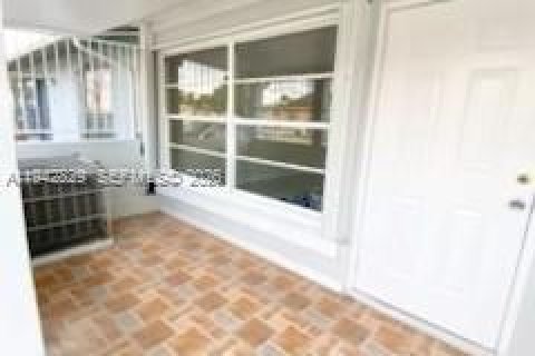 Townhouse in Miami Gardens, Florida 2 bedrooms, 84.54 sq.m. № 2000471 - photo 3