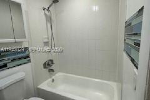 Townhouse in Miami Gardens, Florida 2 bedrooms, 84.54 sq.m. № 2000471 - photo 8