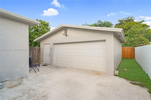 Casa en venta en Hollywood, Florida, 3 dormitorios, 128.58 m2 № 1996158 - foto 2