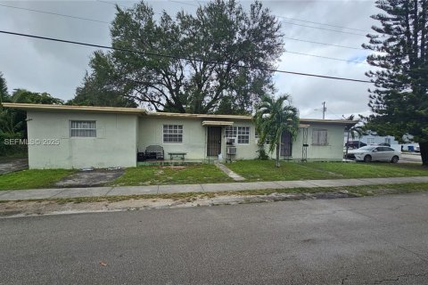 Propiedad comercial en venta en North Miami Beach, Florida, 162.95 m2 № 1990373 - foto 1