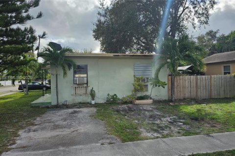 Propiedad comercial en venta en North Miami Beach, Florida, 162.95 m2 № 1990373 - foto 4