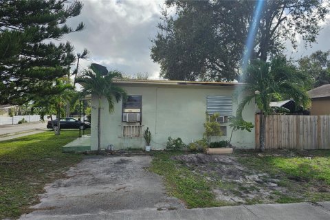 Propiedad comercial en venta en North Miami Beach, Florida, 162.95 m2 № 1990373 - foto 2