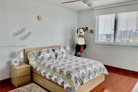 Condo in Hallandale Beach, Florida, 2 bedrooms  № 1990629 - photo 6