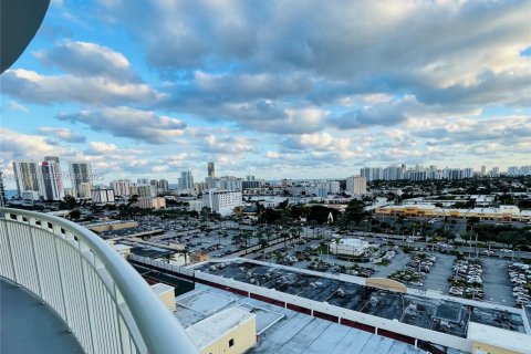 Condo in Hallandale Beach, Florida, 2 bedrooms  № 1990629 - photo 16