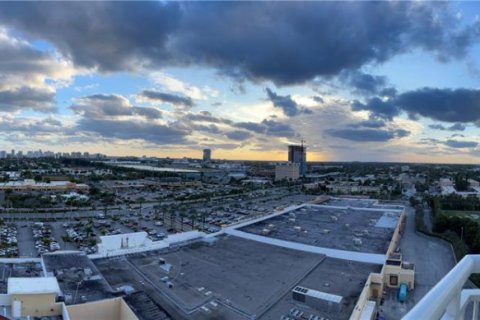 Condo in Hallandale Beach, Florida, 2 bedrooms  № 1990629 - photo 14