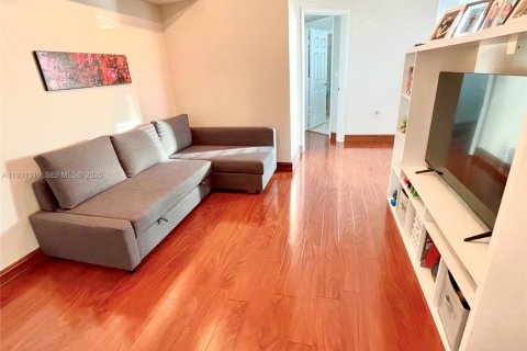 Condo in Hallandale Beach, Florida, 2 bedrooms  № 1990629 - photo 4