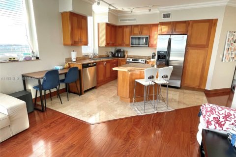 Condo in Hallandale Beach, Florida, 2 bedrooms  № 1990629 - photo 1