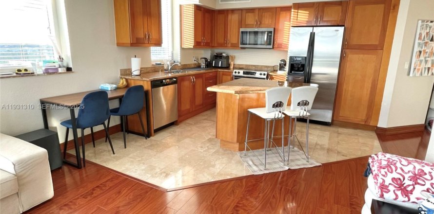 Condo in Hallandale Beach, Florida, 2 bedrooms  № 1990629