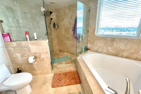 Condo in Hallandale Beach, Florida, 2 bedrooms  № 1990629 - photo 7