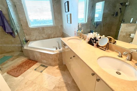 Condo in Hallandale Beach, Florida, 2 bedrooms  № 1990629 - photo 8