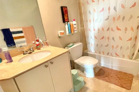 Condo in Hallandale Beach, Florida, 2 bedrooms  № 1990629 - photo 10
