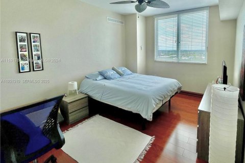 Condo in Hallandale Beach, Florida, 2 bedrooms  № 1990629 - photo 9