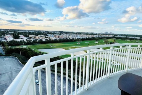 Condo in Hallandale Beach, Florida, 2 bedrooms  № 1990629 - photo 12