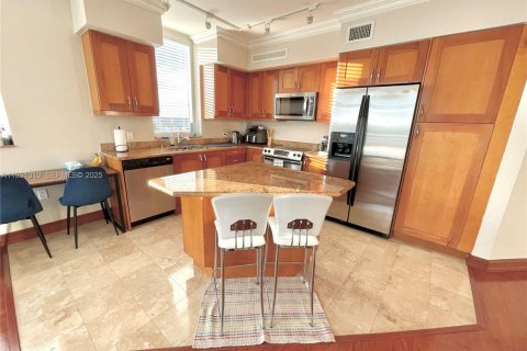 Condo in Hallandale Beach, Florida, 2 bedrooms  № 1990629 - photo 2