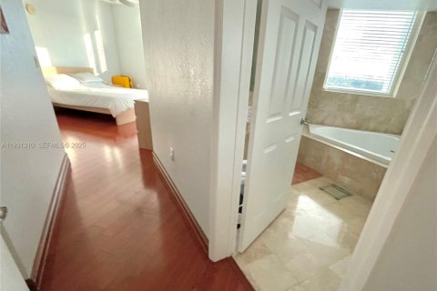 Condo in Hallandale Beach, Florida, 2 bedrooms  № 1990629 - photo 5