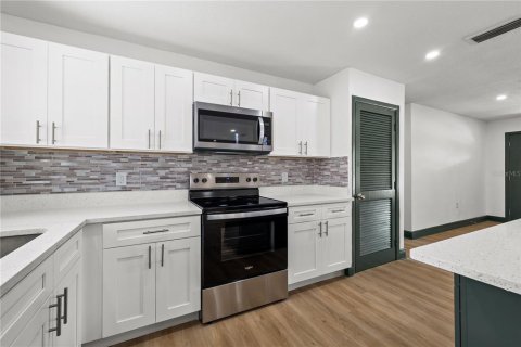 House in Lutz, Florida 5 bedrooms, 272.2 sq.m. № 1819230 - photo 6