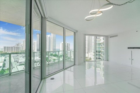 Condo in Sunny Isles Beach, Florida, 3 bedrooms  № 2147331 - photo 10