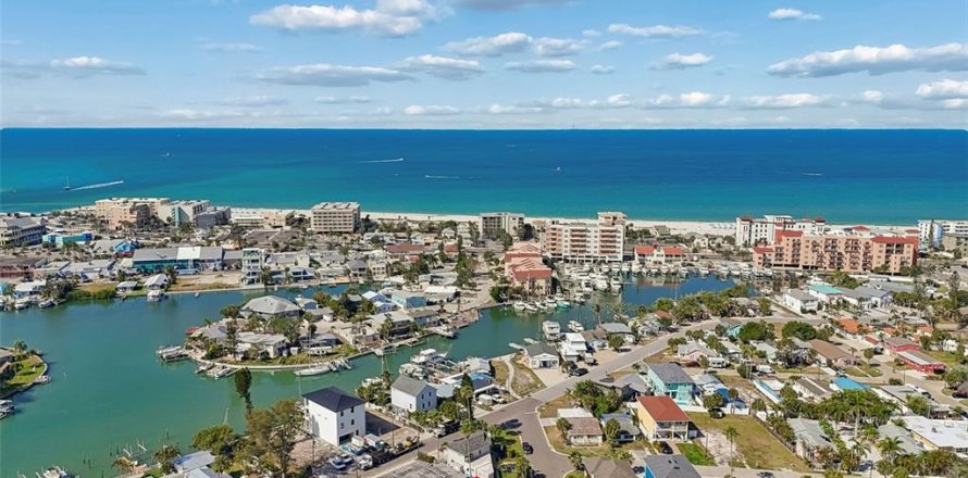 Casa en Madeira Beach, Florida 2 dormitorios, 96.99 m2 № 2142456
