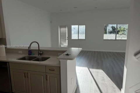 Снять в аренду таунхаус в Дания-Бич, Флорида 4 спальни, 189.71м2, № 2028396 - фото 5