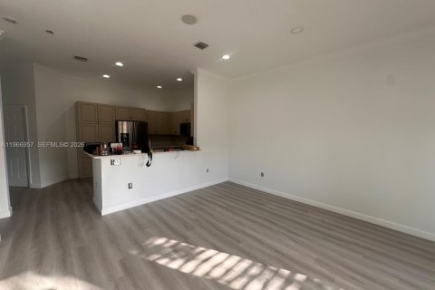 Снять в аренду таунхаус в Дания-Бич, Флорида 4 спальни, 189.71м2, № 2028396 - фото 4