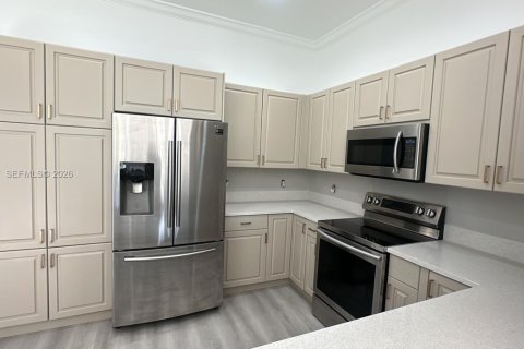 Снять в аренду таунхаус в Дания-Бич, Флорида 4 спальни, 189.71м2, № 2028396 - фото 3