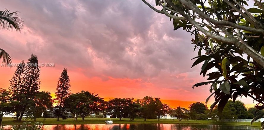 House in Boca Raton, Florida 3 bedrooms, 105.17 sq.m. № 1997402