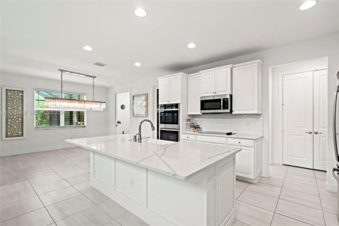 House in Stuart, Florida 4 bedrooms, 271.09 sq.m. № 2064527 - photo 7
