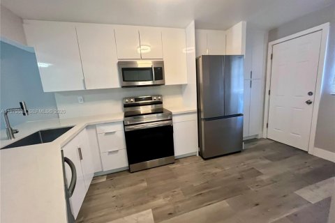 Кондоминиум с 2 спальнями в Майами, Флорида № 2050395