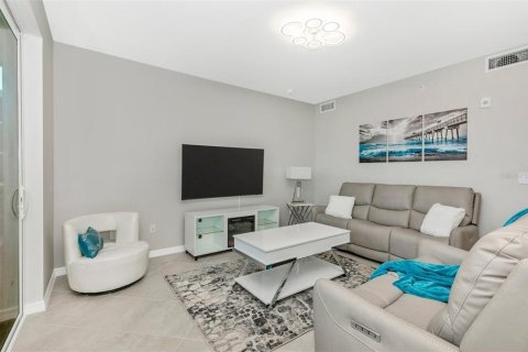 Condo in Venice, Florida, 2 bedrooms in WELLEN PARK  № 1411412 - photo 9