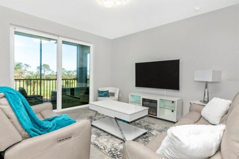Condo in Venice, Florida, 2 bedrooms in WELLEN PARK  № 1411412 - photo 5